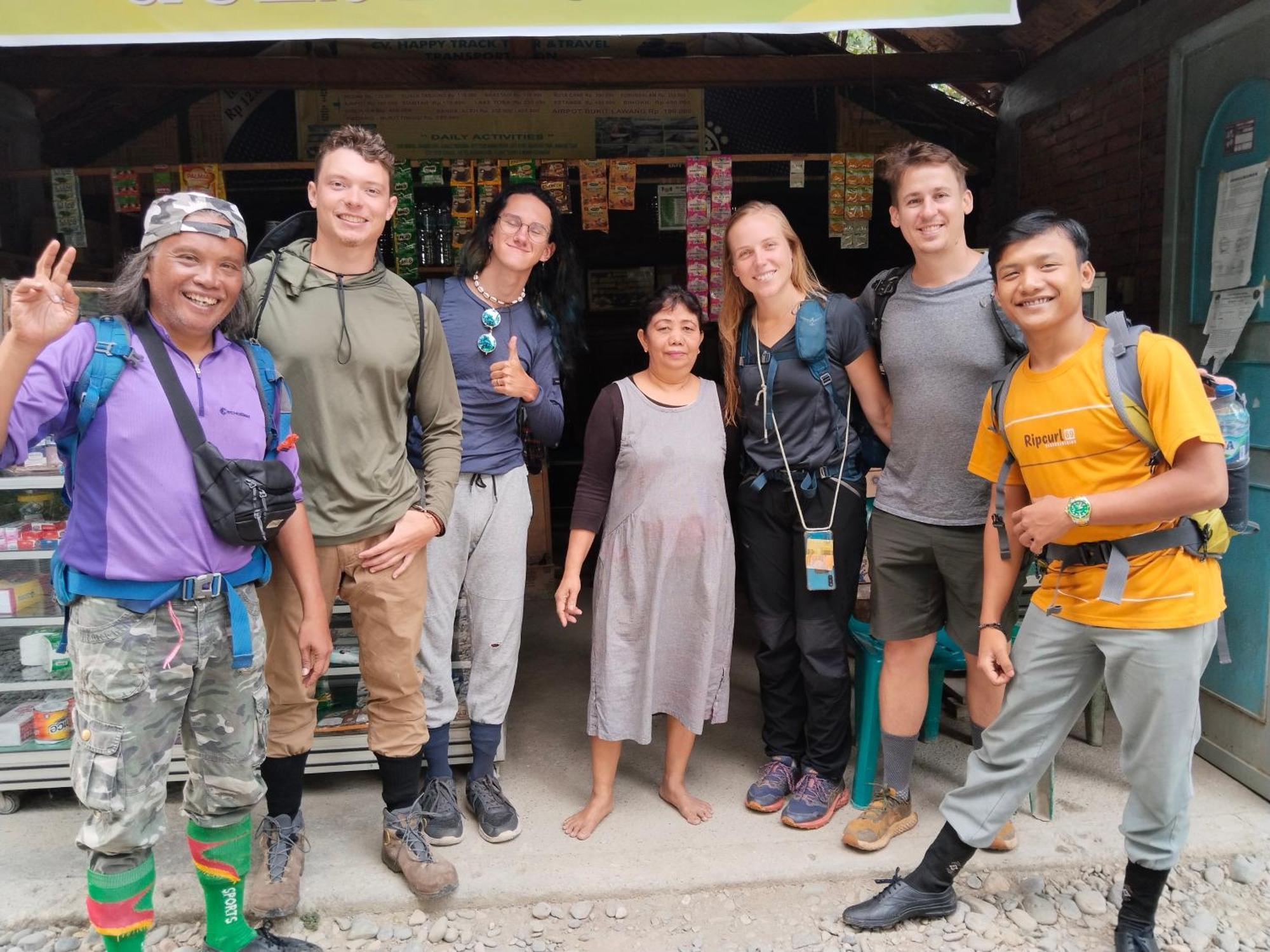 Jhony'S Backpacker-Guest House Only Stay Here Book Treking With Us Bukit Lawang Zewnętrze zdjęcie