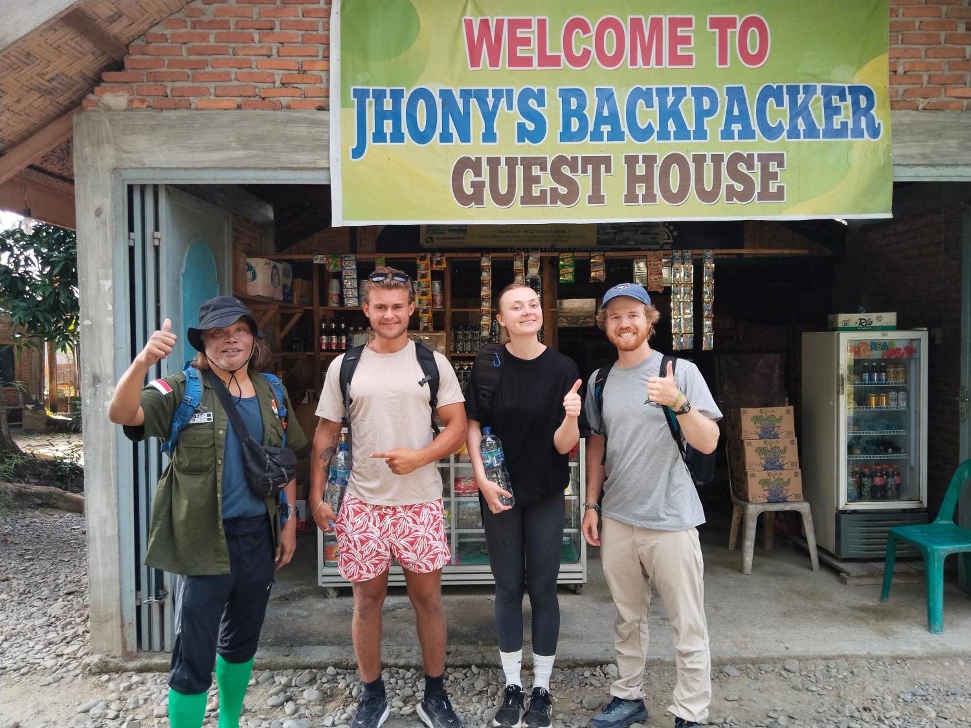 Jhony'S Backpacker-Guest House Only Stay Here Book Treking With Us Bukit Lawang Zewnętrze zdjęcie