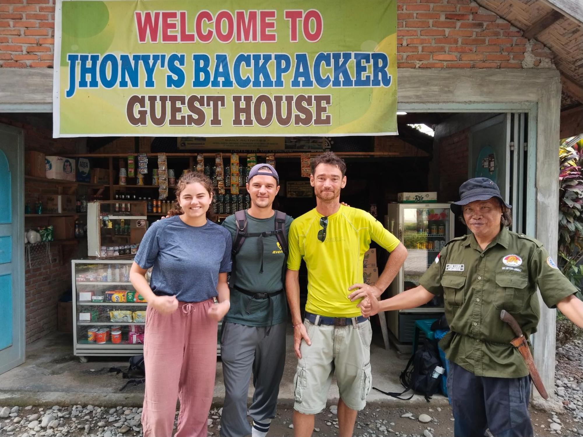 Jhony'S Backpacker-Guest House Only Stay Here Book Treking With Us Bukit Lawang Zewnętrze zdjęcie